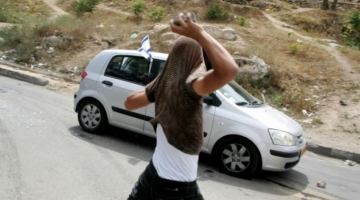 إصابة مستوطن برشق حافلة صهيونية شمال القدس