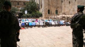 آلاف المواطنين يؤدون صلاة الجمعة الأولى من رمضان في الحرم الإبراهيمي