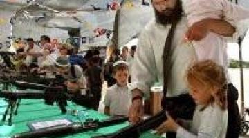 مئات الضباط الصهاينة يتدفقون إلى المدارس لتحفيز الطلبة على التجنيد في الجيش الصهيوني