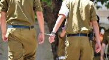 جنديان صهيونيان تحت تأثير الكحول هددا صهاينة وعناصر الشرطة