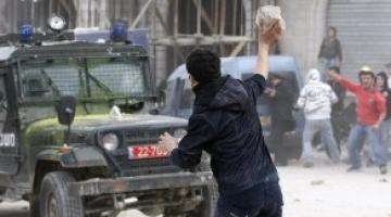اندلاع مواجهات عنيفة مع قوات الاحتلال بالخليل احتجاجا على تهويد الحرم الإبراهيمي