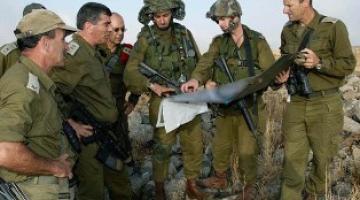 هذا الجيش الذي لايقهر.. الجنود الصهاينة في مقر قيادة الأركان يسرقون أعداد الصحف ويبيعونها