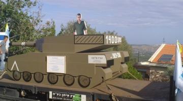 لجمع تواقيع من أجل الإفراج عن شاليط.. مجسم دبابة ودمية كرتونية تطوف في جميع أنحاء الكيان الصهيوني