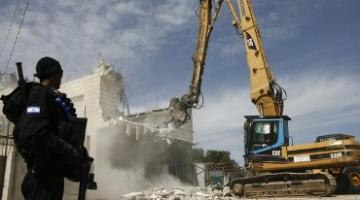 قوات الاحتلال تهدم منزلاً بالخليل