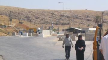 الاحتلال يقتحم الوادي الأحمر بالأغوار ويطرد المواطنين منه