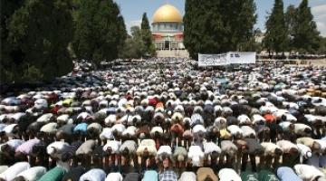 آلاف المواطنين يؤدون الصلاة في الشوارع بعد منعهم دخول المسجد الأقصى