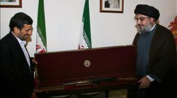 غنمتها المقاومة في حرب تموز.. السيد "نصر الله" يهدي "نجاد" بندقية أحد الجنود الصهاينة