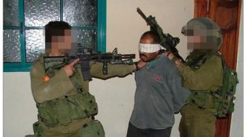 الكشف عن صور "تذكارية" جديدة لجنود صهاينة مع معتقل