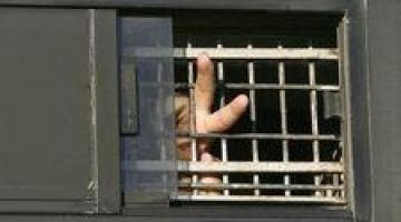 الاحتلال يعتقل أسيراً محرراً بتهمة مهاجمة سجان أثناء اعتقاله