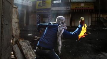 إصابة مستوطن وتضرر حافلته رشقا بالمولوتوف في القدس