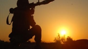 يديعوت: استهداف قوة صهيونية بعبوة ناسفة وبقذيفة R.P.G وسط القطاع