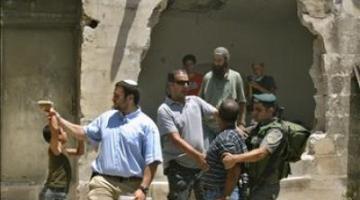 مستوطنون يعتدون على عائلة جنوب بيت لحم