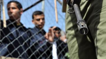 إدارة السجون تفرض سلسلة عقوبات على الأسرى بعد الإضراب