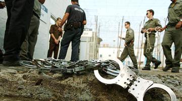 في اليوم الـ5 للإضراب.. اقتحامات وتفتيشات بكافة السجون انتقاماً من الأسرى