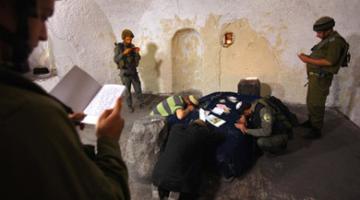 جـيروزاليم بوست: الكيان كلف "10" ضباط من السلطة لحماية اليهود بقبر النبي يوسف