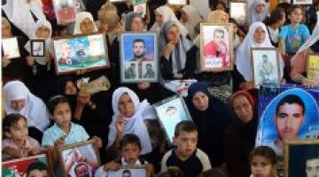 أهالي الأسرى يطالبون بوقف سياسة العزل الانفرادي بحق أبنائهم