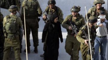 الاحتلال يعتقل مواطنا ويفتش عدة منازل في الخليل