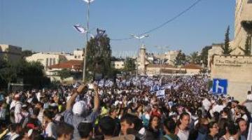 مستوطنون يوجبون شوارع القدس ويهتفون بشعارات مسيئة للنبي "ص"