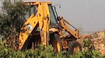 أهالي قلنديا يحتشدون للتصدي لجرافات الاحتلال