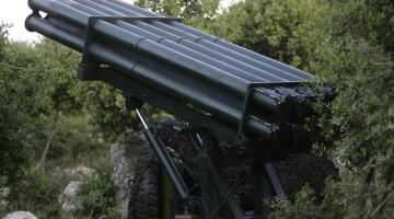 العدو يزعم أن تدفقاً كبيراً للأسلحة القادمة من لبيا لقطاع غزة عبر سيناء