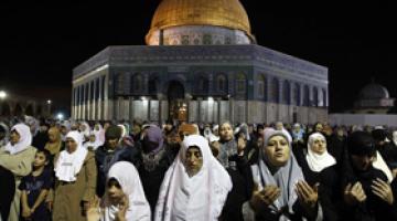 عشرات الآلاف يحيون ليلة القدر في المسجد الأقصى