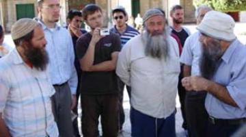 عضو كنيست صهيوني يؤدي طقوس دينية داخل الحرم القدسي