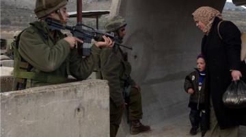 هآرتس: رجل أمن صهيوني احتجز فتاة فلسطينية على حاجز بهدف الحصول على رقم هاتفها