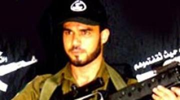 والدة آسر شاليط: أتمنى أن يعود إبني محمولاً على أكتاف الأسرى