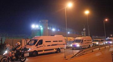 صور نقل الأسرى من سجن كتسيعوت الى معبر كرم ابو سالم