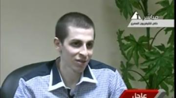 شاليط: كنت أشاهد التلفاز وأستمع للراديو