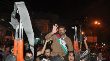 "الخواجا": عانق بكفيه ثرى الوطن الحبيب بعد 23 عاماً.. "صور"