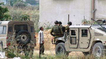 قوات الاحتلال تستجوب مواطنين في الخليل