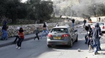 تعرض حافلة للمستوطنين للرشق بالحجارة جنوب بيت لحم
