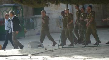 جنود ومستوطنون صهاينة يقتحمون المسجد الأقصى