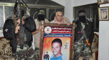 بالصور.. السرايا تزور عائلة الشهيد "محمود الغندور" في شمال القطاع