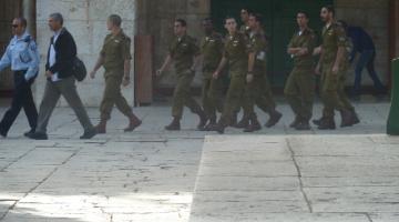 جنود صهاينة يقتحمون المسجد الأقصى