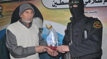 بالصور.. السرايا بـ"لواء الوسطى" تزور عائلة الشهيد "مراد الطلاع" في ذكراه