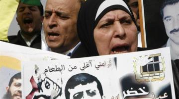 إدارة "عوفر" تعزل ثمانية أسرى تضامنوا مع عدنان