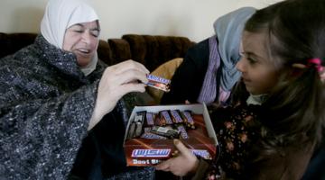 عائلة الشيخ "عدنان".. فرحة لا توصف بانتصاره على السجان