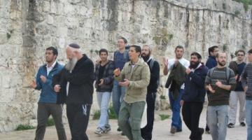 متطرفون صهاينة يرفعون آذان الفجر بـ"تل أبيب"