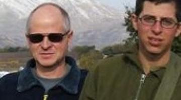 والد شاليط: على الكيان ضرب فصائل المقاومة بغزة قبل ان تأسر جنود صهاينة