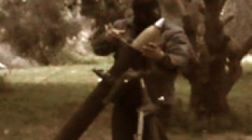 الشهيد حمادة أبو مطلق يقصف موقع نيريم بالهاون قبل استشهاده بلحظات