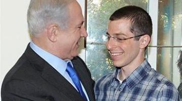 نتنياهو يستقبل شاليط والاخر يشكره على جهوده من اجل الافراج عنه