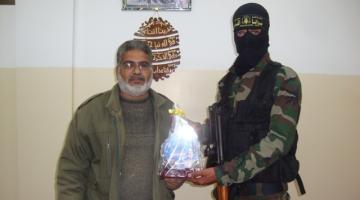 بالصور.. السرايا بـ"لواء الوسطى" تزور عائلة الشهيد سفيان أبو غرابة بذكراه