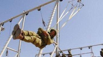 جيش العدو يتدرب على إنزال معدات دورية جواً