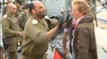 ضابط صهيوني يعتدي بسلاحه على متضامن أجنبي
