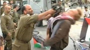 تنحية الضابط الصهيوني الذي اعتدى بسلاحه على متضامن أجنبي