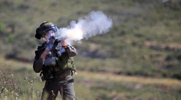 إصابة صحافي بجروح وعشرات المواطنين بالاختناق بمسيرة بلعين