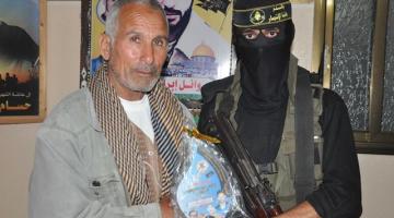 بالصور..السرايا بـ"لواء الوسطى" تزور عوائل 3شهداء في ذكراهم