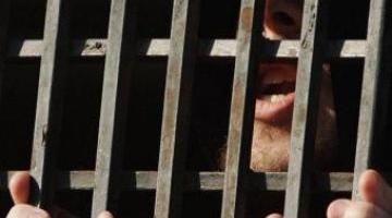 أهالي أسرى غزة يعدّون الساعات والدقائق شوقاً لرؤية أبنائهم